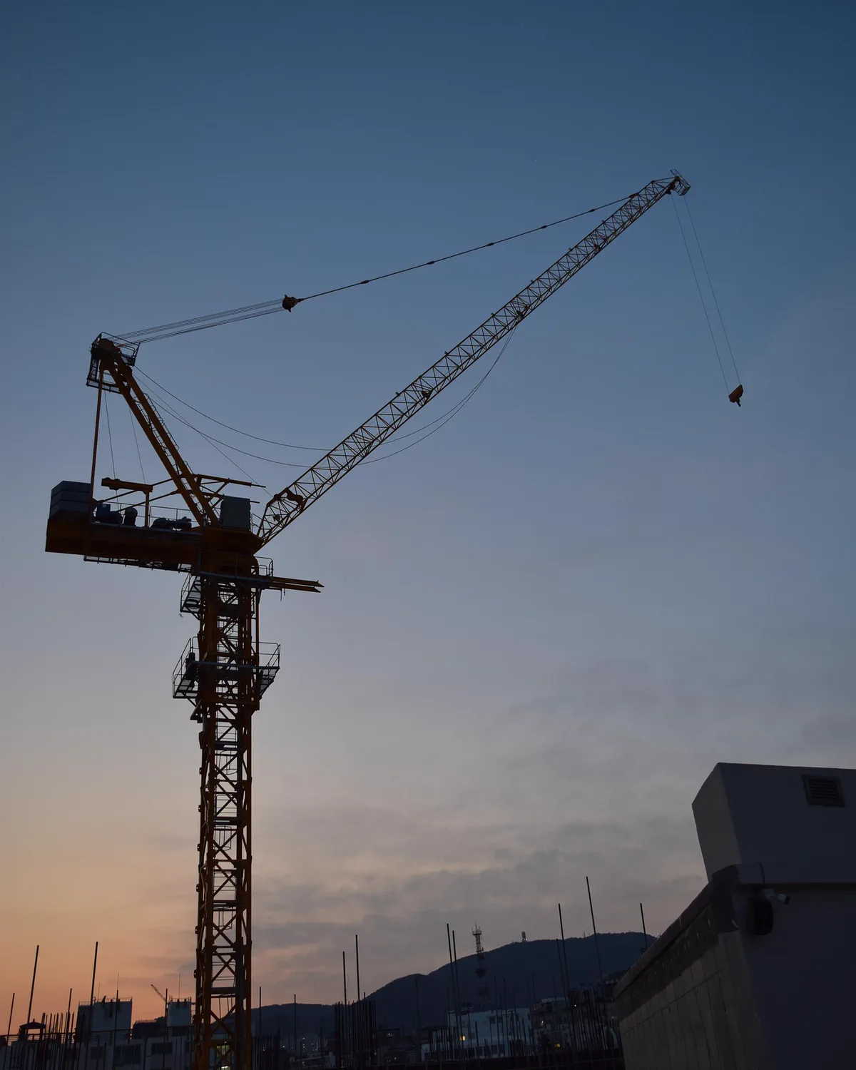 Turmdrehkran als Silhouette vor dem Abendhimmel